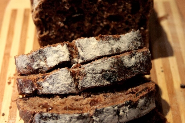 Chleb czekoladowy z rodzynkami na zakwasie