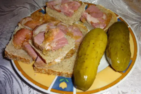 Golonka kanapkowa z chlebem i korniszonem.