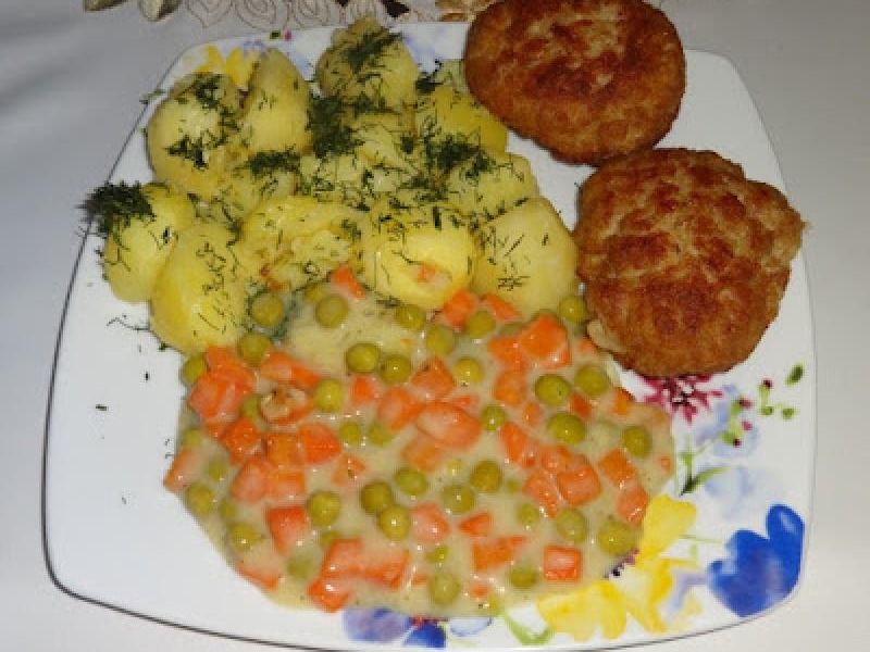 Kotlet mielony, ziemniaki i groszek z marchewką.