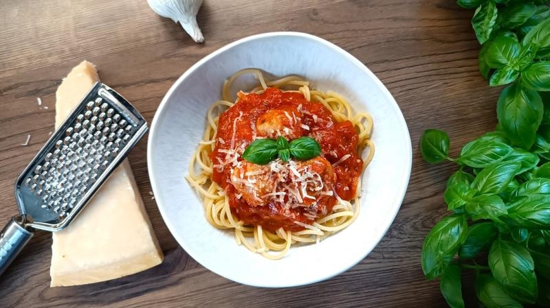 Spaghetti z pulpecikami w sosie pomidorowym