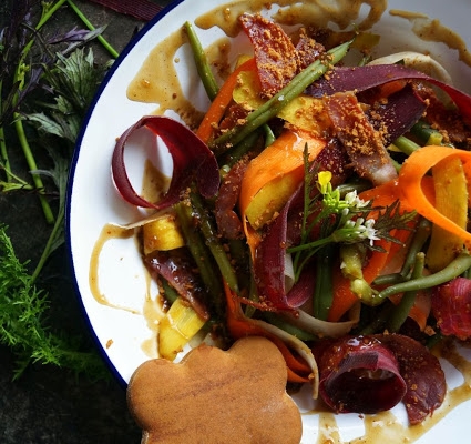 Sałatka z fasolką szparagową, kolorową marchewką i piernikowym dressingiem i posypką