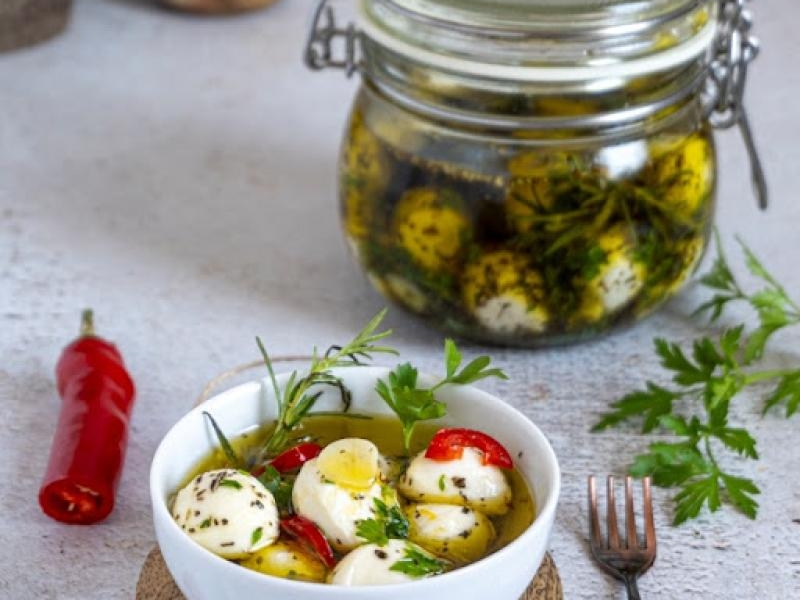 Mini mozzarelle marynowane w oliwie z ziołami