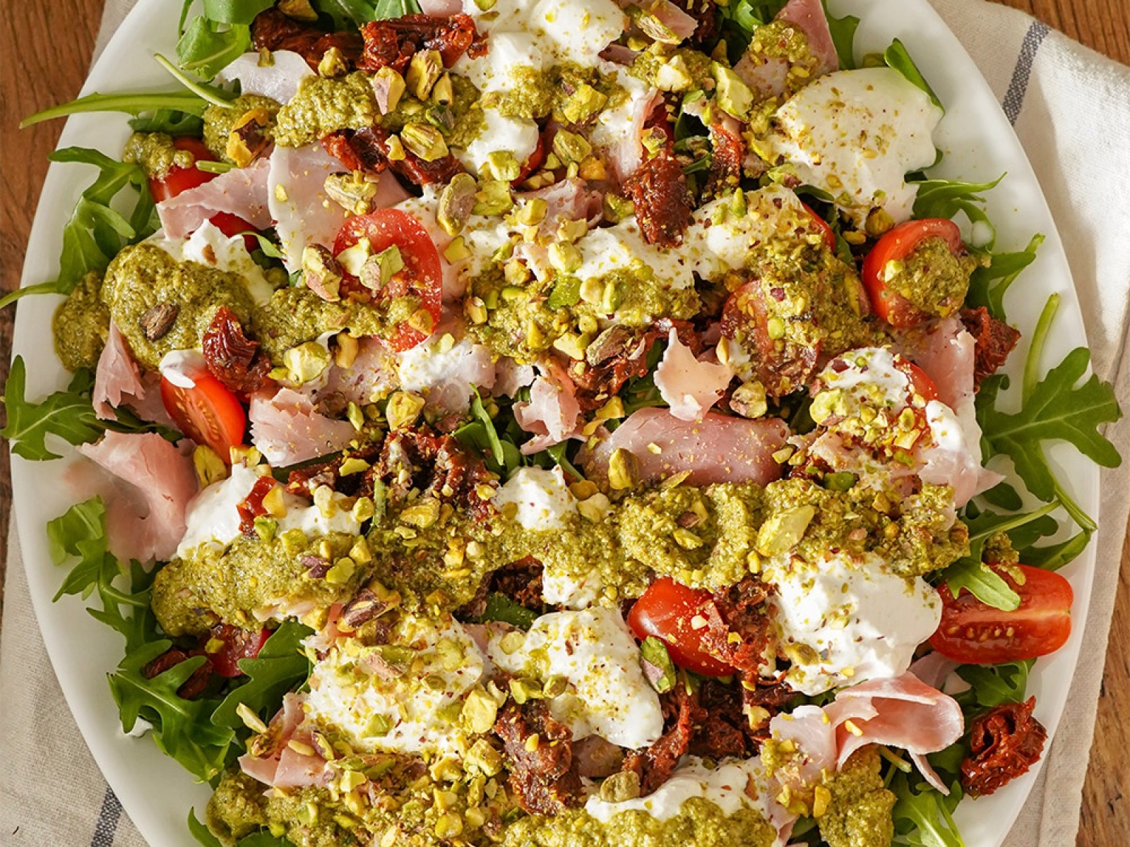 Włoska sałatka z zielonym pesto