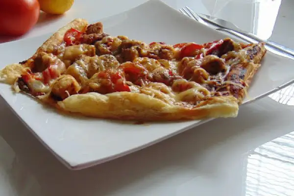 À la pizza z na cieście francuskim z kurczakiem