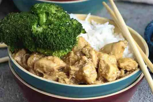 Azjatycki kurczak z sezamem i brokułem.