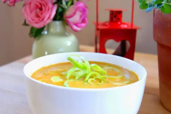 Pikantna zupa z awokado i warzywami