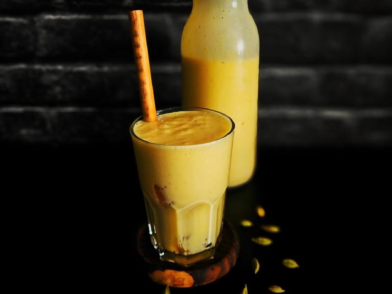 Lassi – 5 przepisów na indyjski napój jogurtowy. Klasyka, mango, masala i fit wersja!