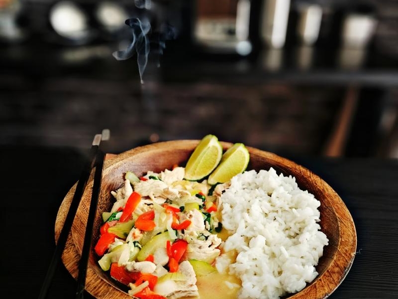 Zielone tajskie curry z bazylią – smak Azji
