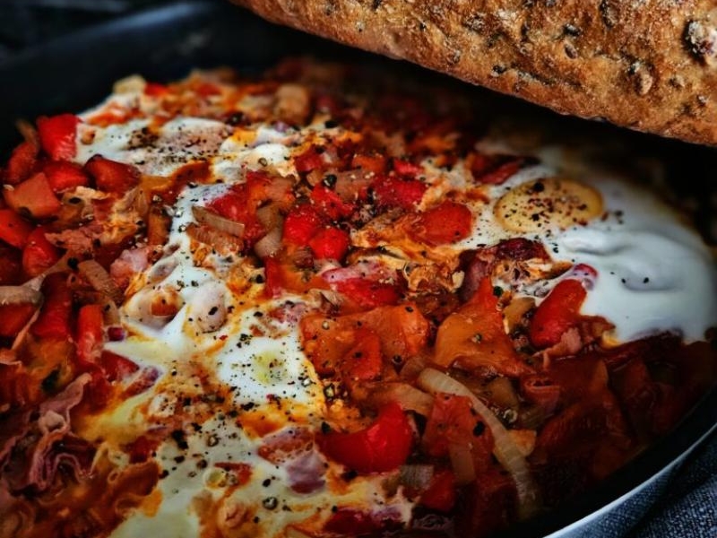 Piperade – baskijskie leczo z papryką i szynką
