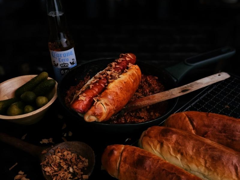 Chili con carne w hot dogu, trzy warianty