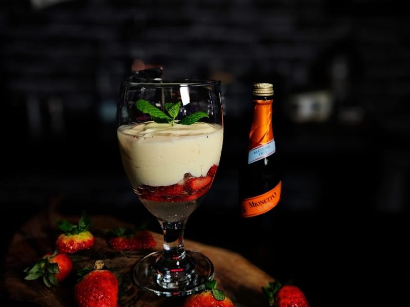 Krem Cukierniczy w Truskawkowej Fantazji i Ona