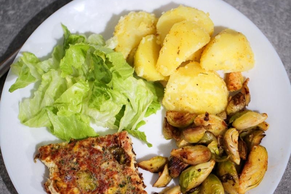 Szybki i tani obiad – omlet, ziemniaki, brukselka