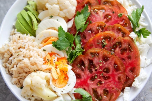 Sałatka z jajkiem i ryżem brązowym – dieta cukrzyca ciążowa