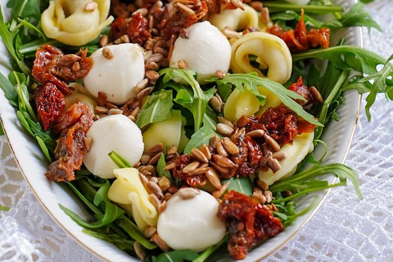 Sałatka z tortellini, mozzarellą, suszonymi pomidorami i rukolą