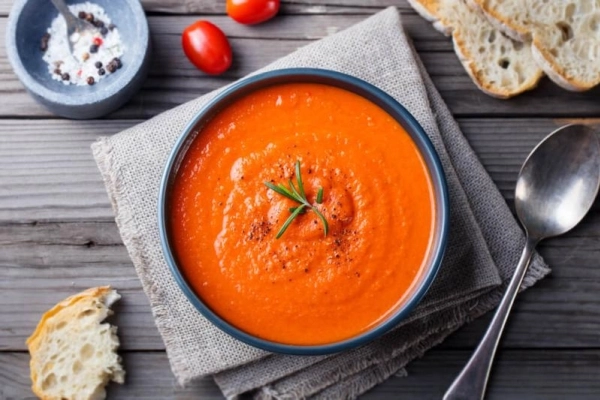Kremowa zupa pomidorowa z serkiem topionym