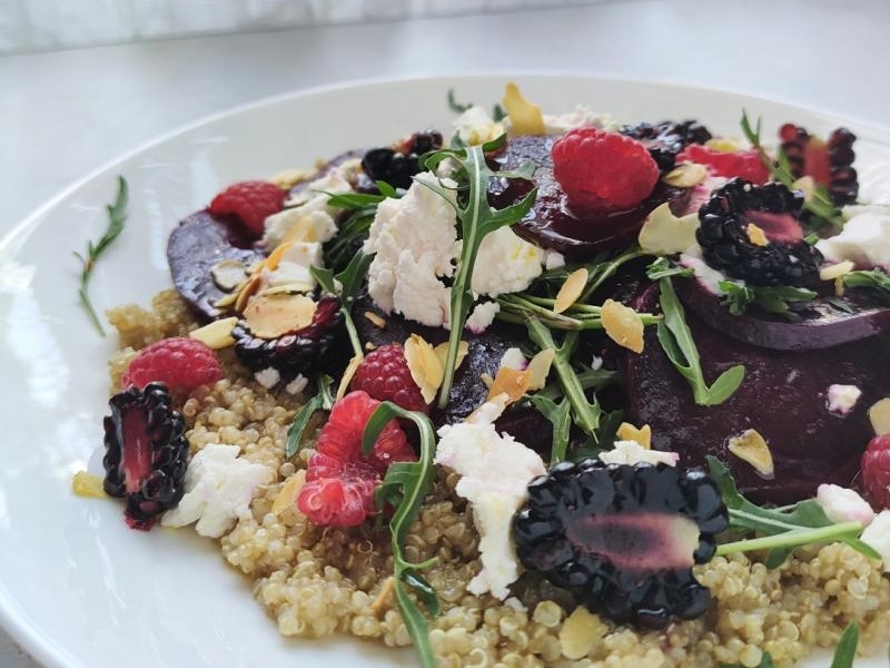 Buraki na quinoa z serem feta, migdałami i leśnymi owocami.