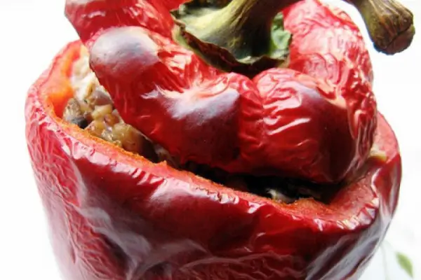 Pomysł na szybki obiad – czerwona papryka faszerowana kaszą gryczaną z cebulką i pieczarkami :)