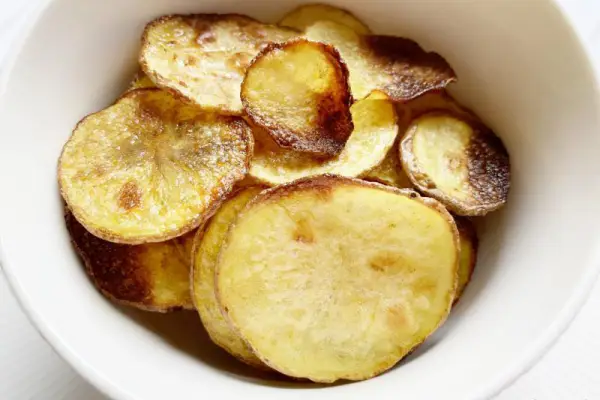 Chipsy z piekarnika – przepis na domowe chipsy