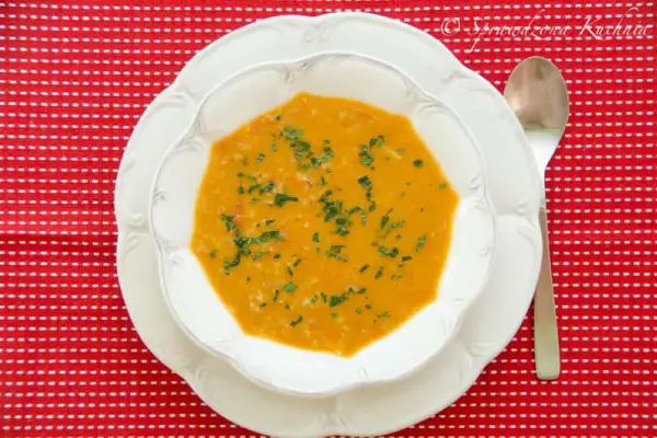 Błyskawiczna zupa z czerwonej soczewicy