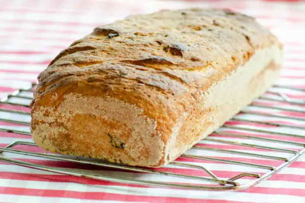 Delikatny chleb z koperkiem i ricottą