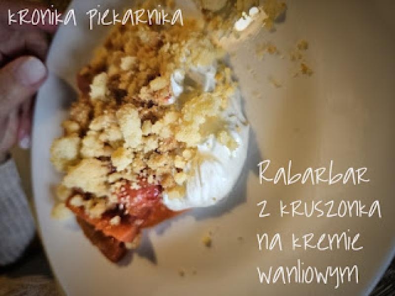 Rabarbar z kruszonką na kremie waniliowym
