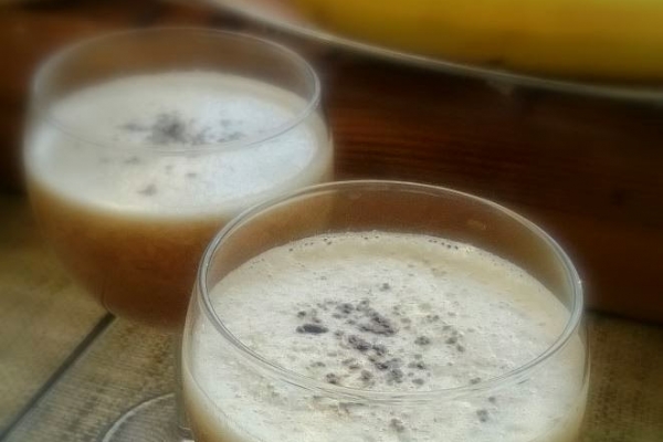 Kokosowe smoothie z bananem i kawą zbożową