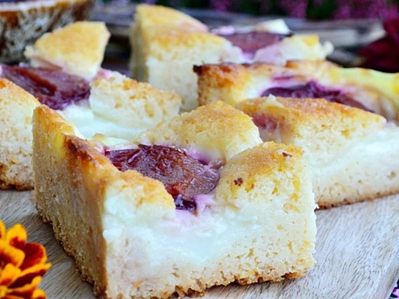 Miodowe ciasto ze śliwkami i budyniem