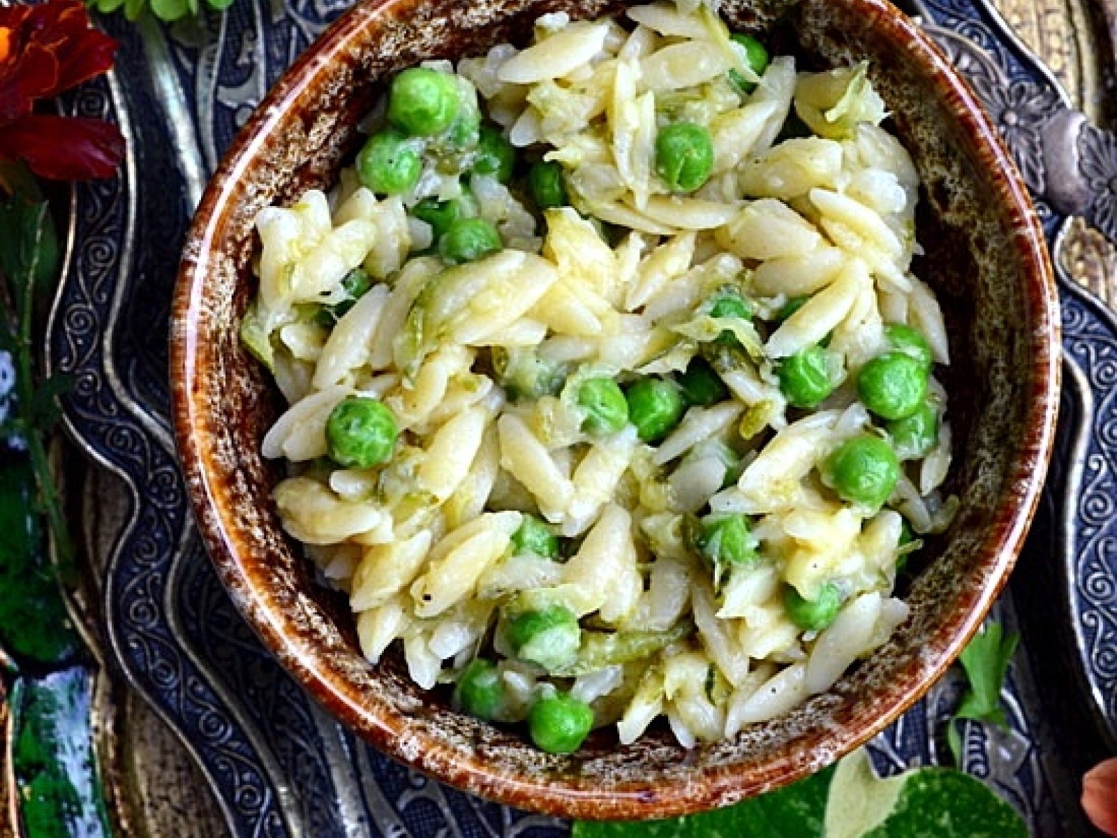 Makaron orzo z cukinią i groszkiem