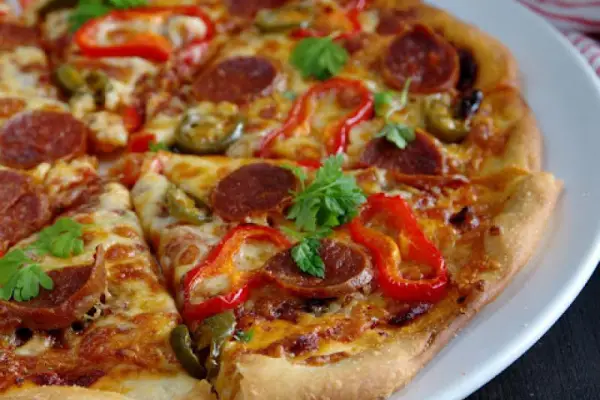 Pizza z chorizo, papryką i serem manchego