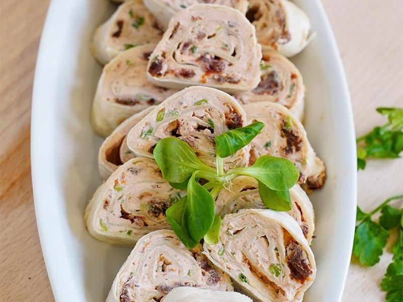 Roladki z tortilli z suszonymi pomidorami