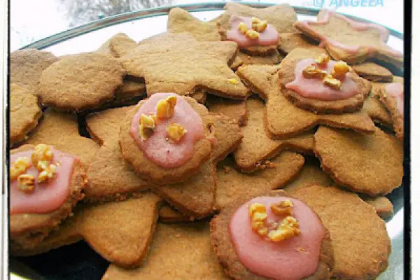 Pierniczki świąteczne z różowym lukrem - Christmas Spice Cookies - Biscotti speziati di Natale