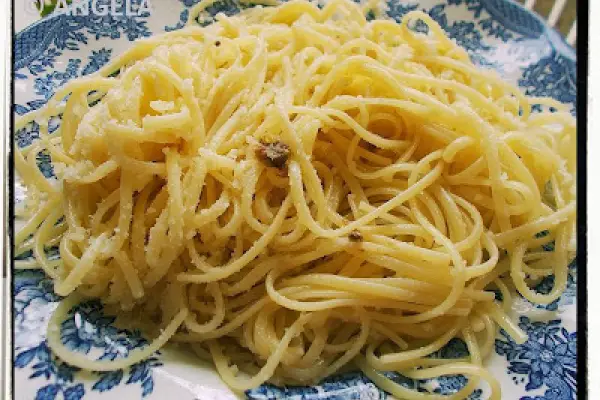 Spaghetti po neapolitańsku (olej, czosnek, peperoncino i sardele) - Neapolitan Spaghetti Recipe - Spaghetti aglio olio e peperoncino con alici