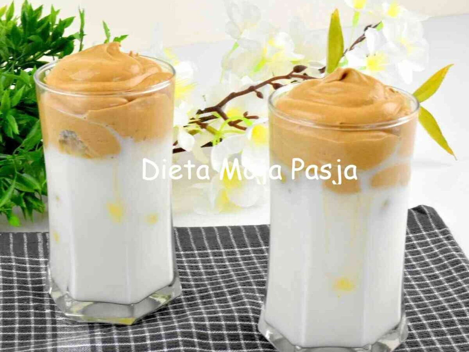 Dalgona coffee kawa mrożona po koreańsku