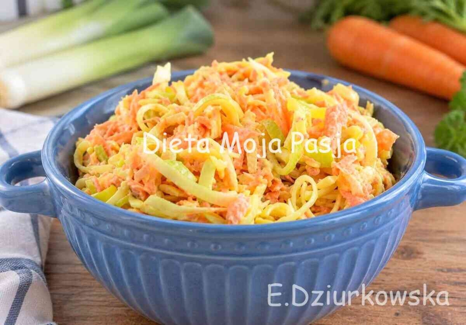 Lekka surówka z pora i marchewki bez majonezu