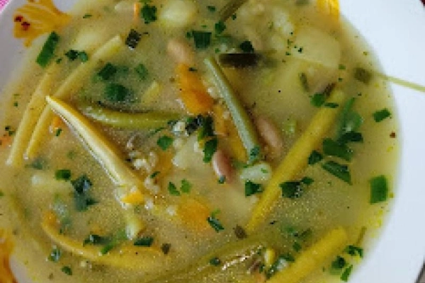 Zupa z fasolki szparagowej z ziemniakami i kaszą jęczmienną
