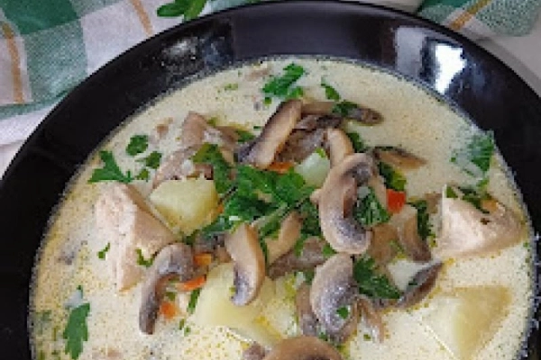 Zupa pieczarkowa z ziemniakami na mięsie gulaszowym drobiowym