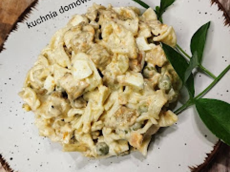Sałatka jarzynowo - makaronowa z piersią kurczaka