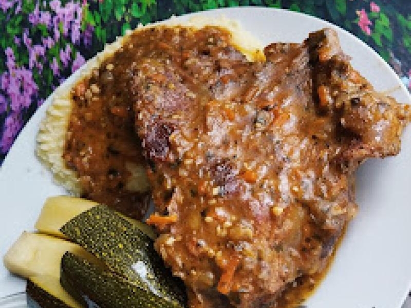 Żeberka duszone w sosie z mąki i warzywach