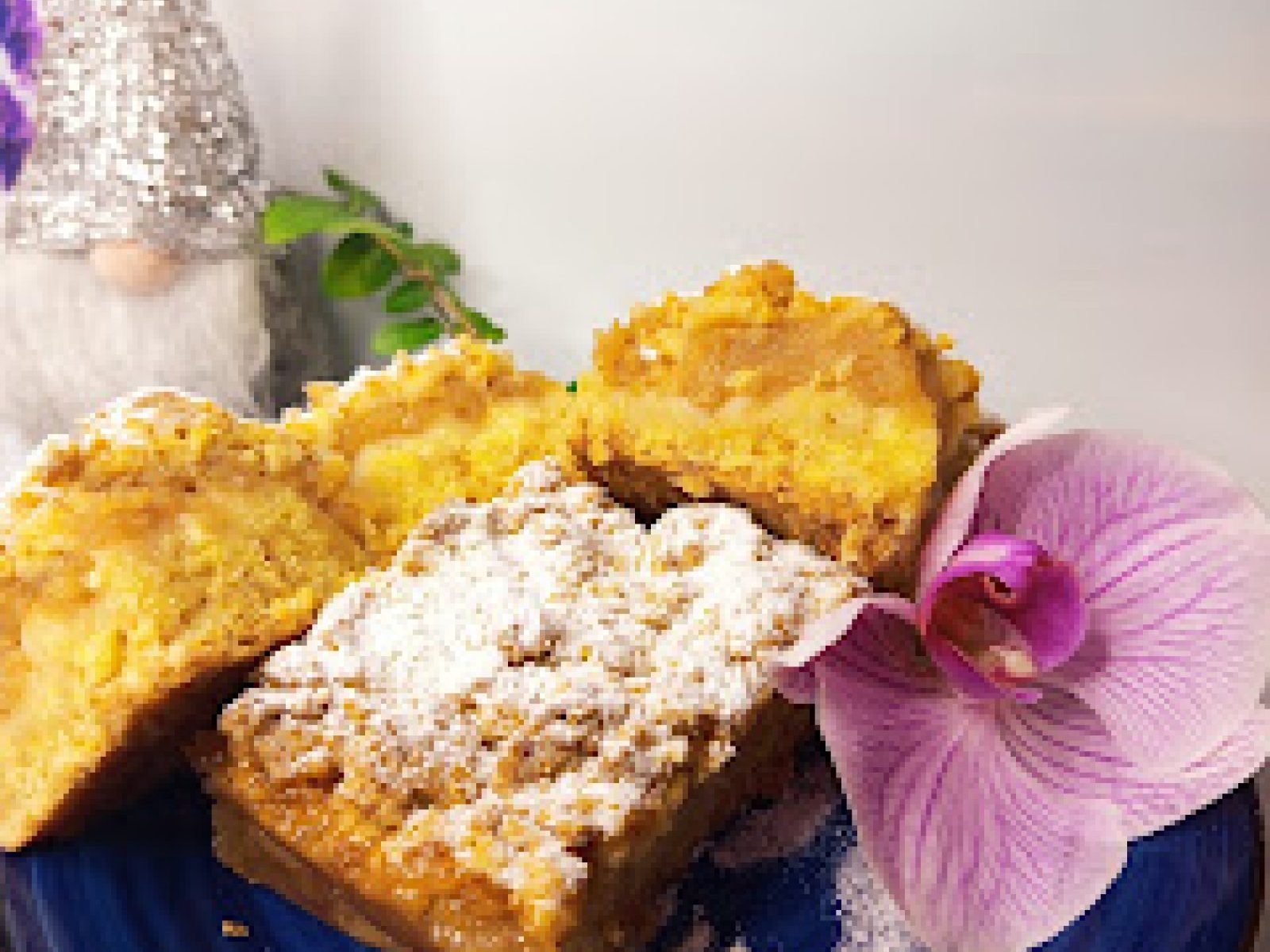 Jabłecznik z dużą ilością jabłek na cieście z kruszonki