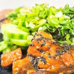 Poke bowl z łososiem...