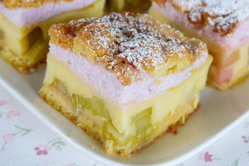 Ciasto kruche z rabarbarem, budyniem i bezą