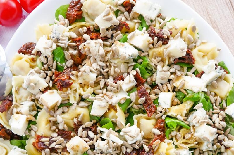 Sałatka z tortellini, roszponką i suszonymi pomidorami