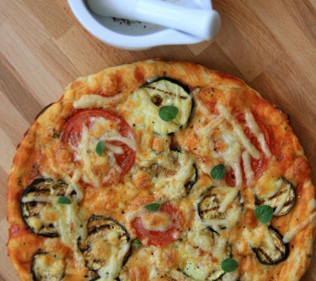 Pizza z grillowanymi warzywami i wędzonym serem