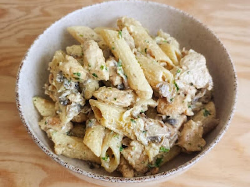 Makaron Penne z kurczakiem w sosie pieczarkowo-śmietankowym