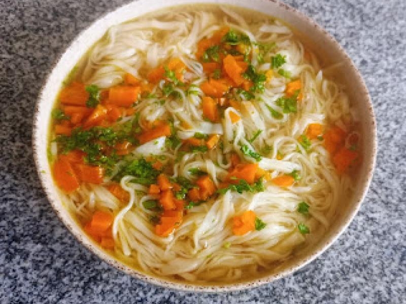 Rosół z pieczonego mięsa i warzyw