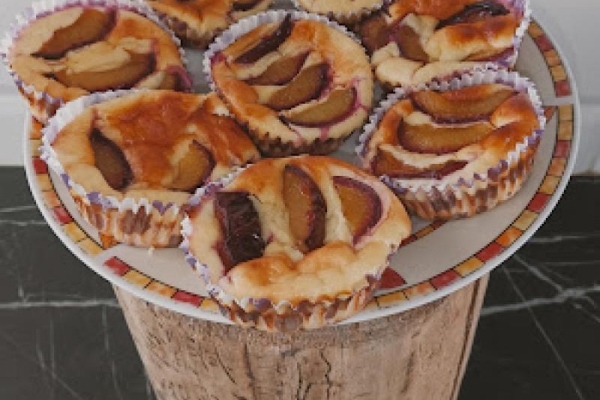 Muffinki sernikowo - migdałowe ze śliwką.