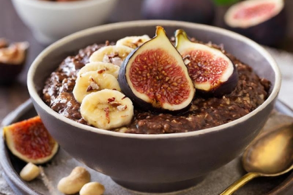 Owsianka czekoladowa z figami, bananem i orzechami makadamia / Chocolate oatmeal with figs, banana and macadamia nuts