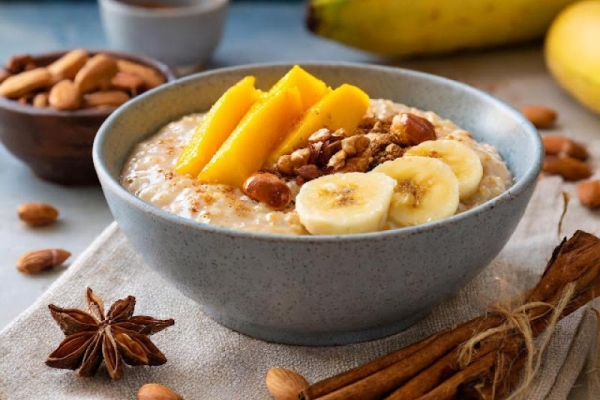 Owsianka cynamonowa z mango, bananem i orzechami brazylijskimi / Cinnamon oatmeal with mango, banana and brazil nuts