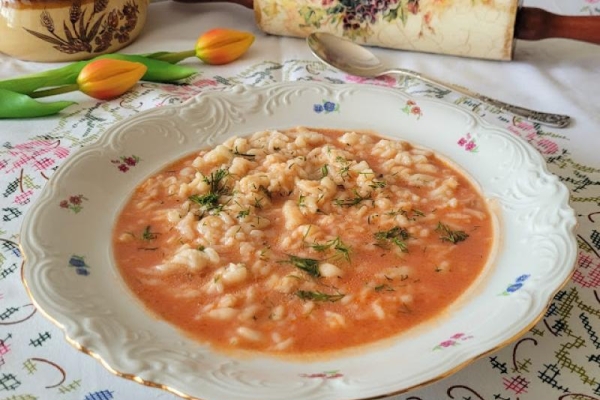 Delikatna zupa pomidorowa z lanymi kluskami