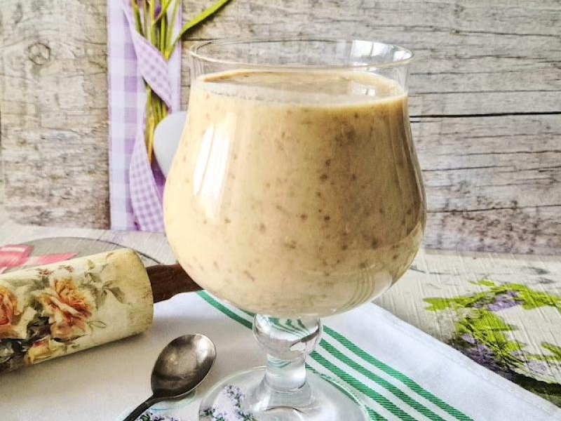 Koktajl bananowy z rodzynkami